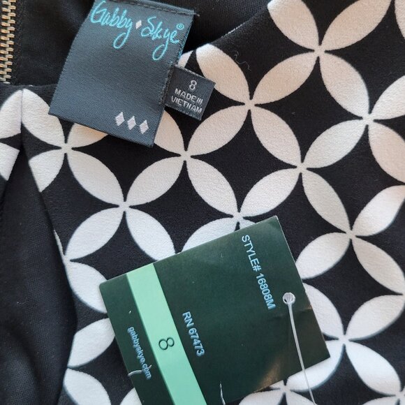 Gabby Skye Dress Black & White Keyhole Neck Floral Hem - Picture 4 of 8